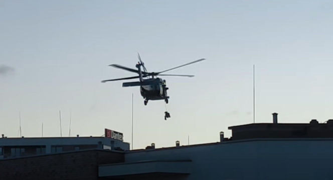 Akcja policjantów z użyciem śmigłowca Black Hawk o poranku w Warszawie