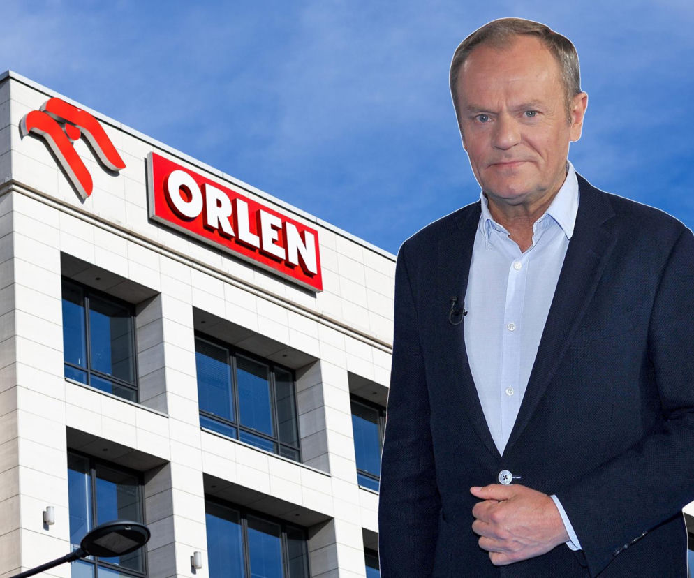 Premier Donald Tusk na tle budynku Orlenu, symbolizujący wzrost wartości firmy po zmianach politycznych. Tusk w marynarce i koszuli, z poważnym wyrazem twarzy. O sukcesie Orlenu przeczytasz na portalu Super Biznes.