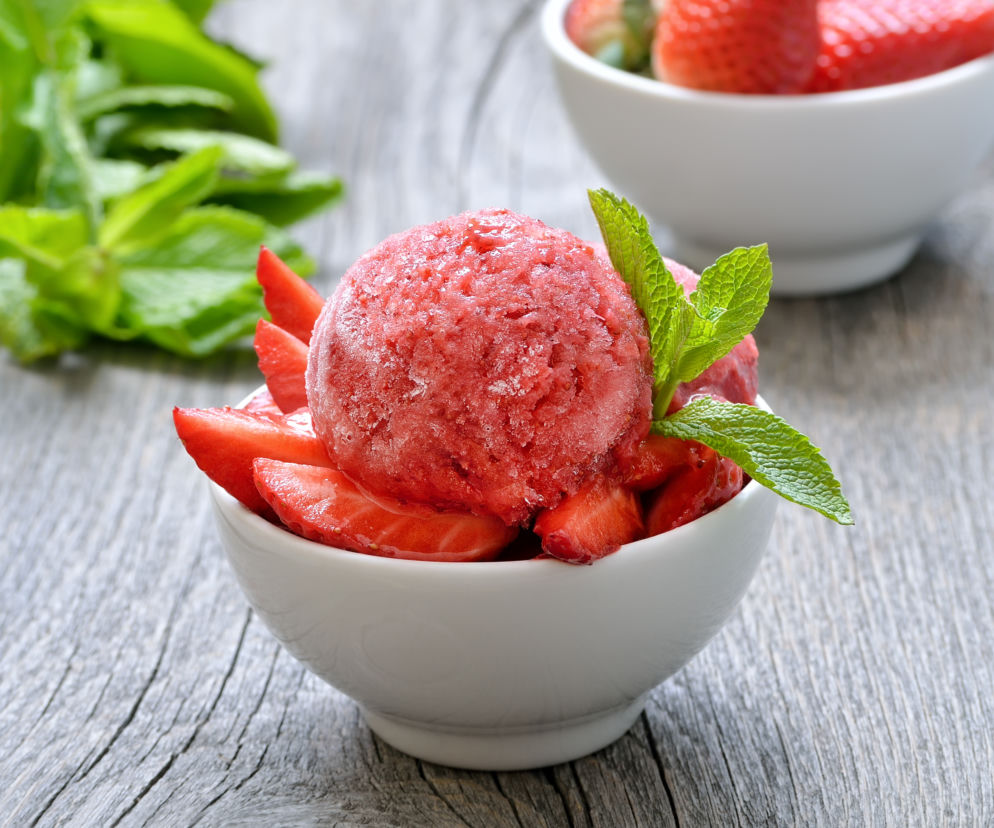 Orzeźwiający sorbet truskawkowy z likierem pomarańczowym [przepis+WIDEO]