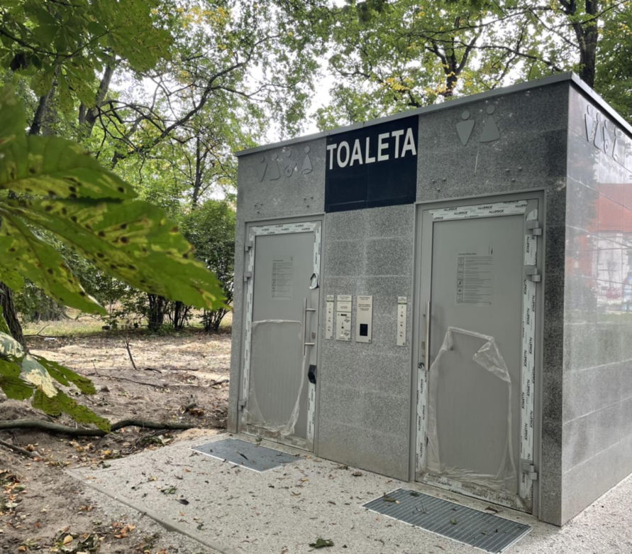Szalet miejski za 400 tys. zł stanął w centrum Białegostoku. Mieszkańcy zszokowani ceną inwestycji [ZDJĘCIA]