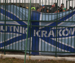 Skandal na meczu. Kibice Hutnika Kraków trzymani... w klatce niczym dzikie zwierzęta