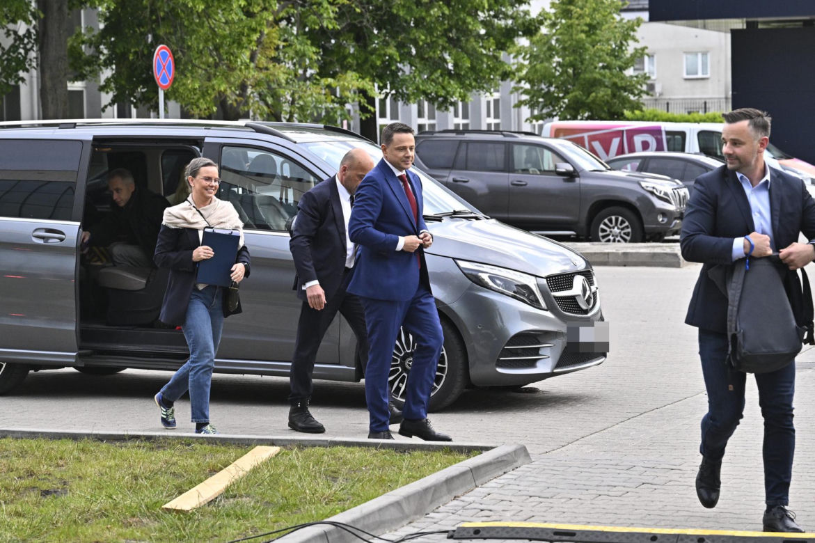 Wielkie wejście Trzaskowskiego do TVP. Zdjęcia uchwyciły każdy krok