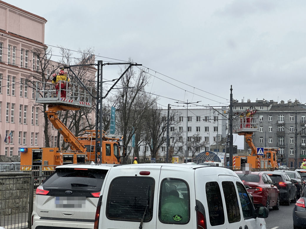 Zerwana sieć trakcyjna sparaliżowała ruch tramwajowy. O linię zahaczyła ciężarówka