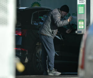 Robert Więckiewicz myje samochód