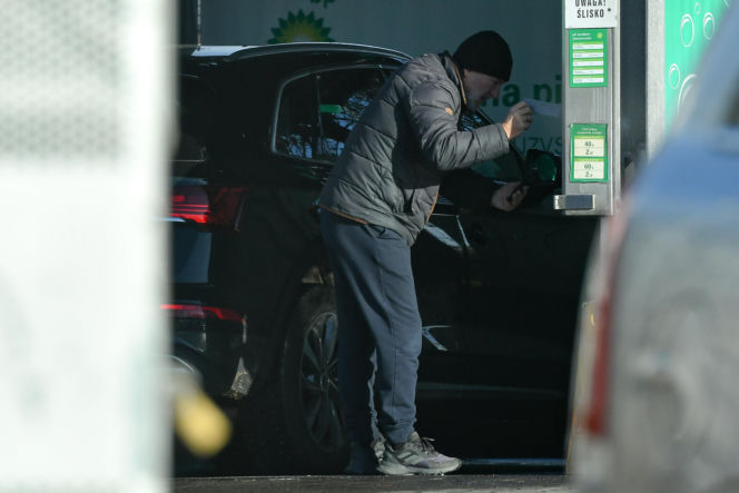 Robert Więckiewicz myje samochód