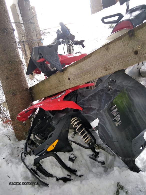 Kościelisko. Młoda kobieta huknęła skuterem w drzewo. Z ciężkimi obrażeniami trafiła do szpitala