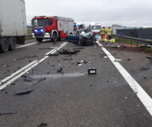 Koszmarny wypadek na S1 koło Żywca. Ciężarowka dosłownie zmiażdżyła samochód osobowy [ZDJĘCIA]