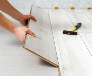 Cennik fachowców 2026. Ile zapłacimy za montaż paneli podłogowych w kwietniu 2026?