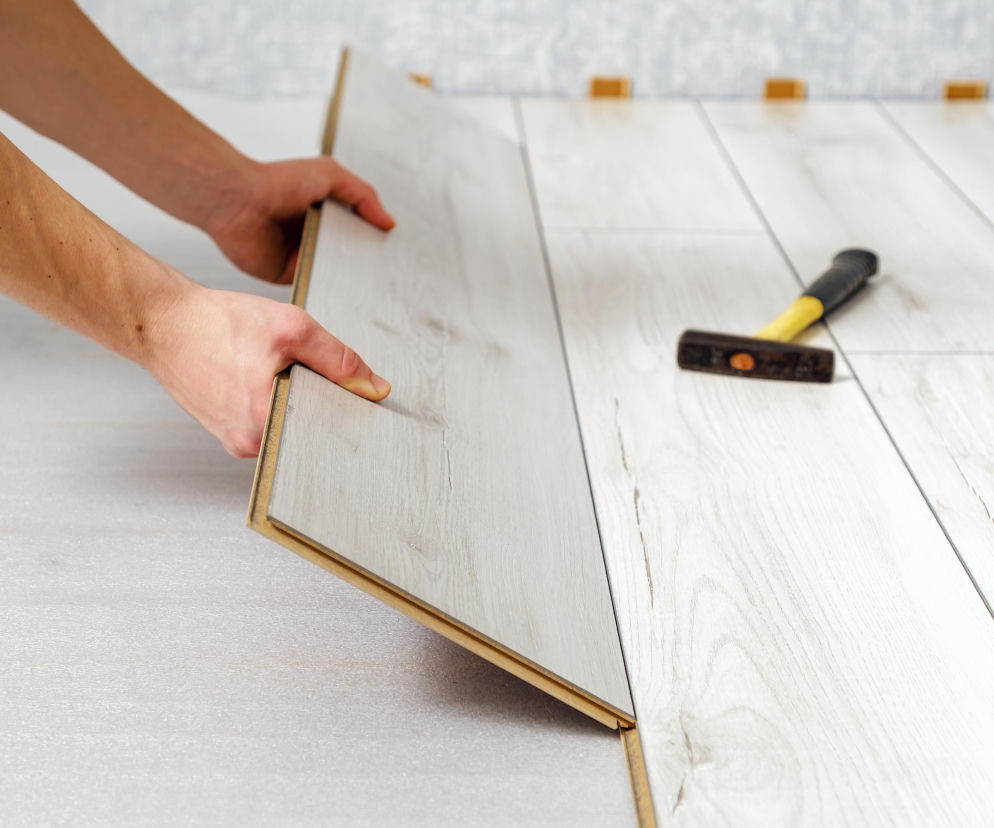 Cennik fachowców 2026. Ile zapłacimy za montaż paneli podłogowych w kwietniu 2026?