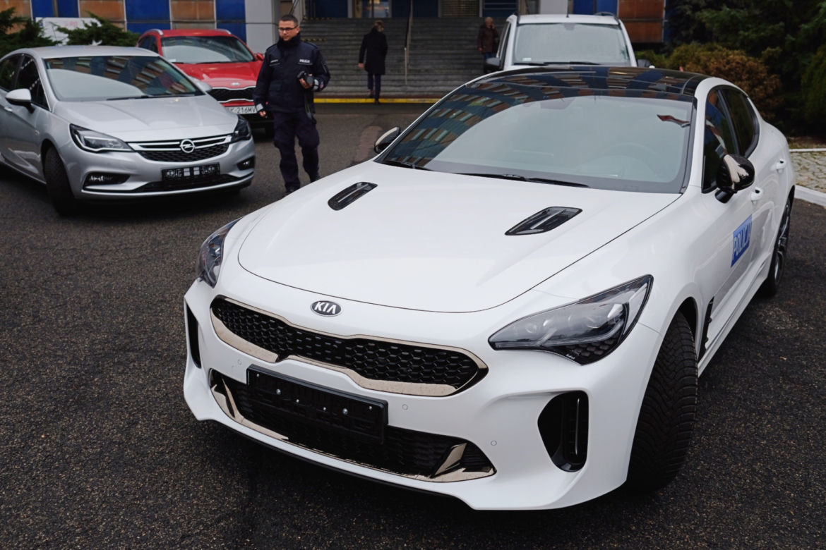Kia Stinger 2.0 T-GDI 255 KM GT Line w polskiej policji