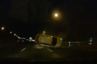 Dachowanie Toyoty uchwycone na WIDEO! Kierowca z Tajwanu nie patrzył na drogę