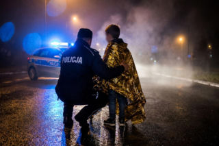 9-latek w nocy uciekł z domu i błagał obcego o pomoc. Tata pobił mamę