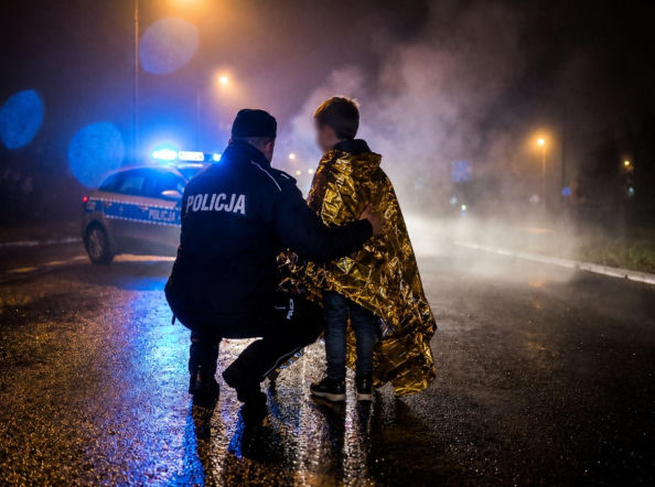 9-latek w nocy uciekł z domu i błagał obcego o pomoc. Tata pobił mamę