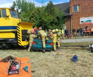 Drezyna uderzyła w samochód. Wielka akcja służb na przejeździe w Ostrowie [ZDJĘCIA]