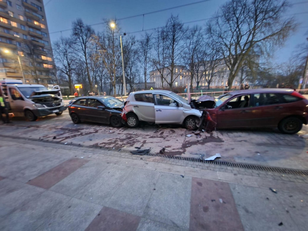 W Szczecinie kierowca rozpędzonym samochodem wpadł w pieszych