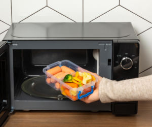 Ten błąd przy podgrzewaniu jedzenia robi wielu Polaków. Chodzi o plastikowe pudełka i mikrofalówkę