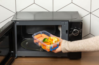 Ten błąd przy podgrzewaniu jedzenia robi wielu Polaków. Chodzi o plastikowe pudełka i mikrofalówkę