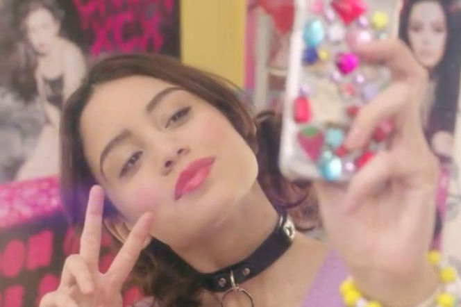 Charli XCX w nowym teledysku Famous