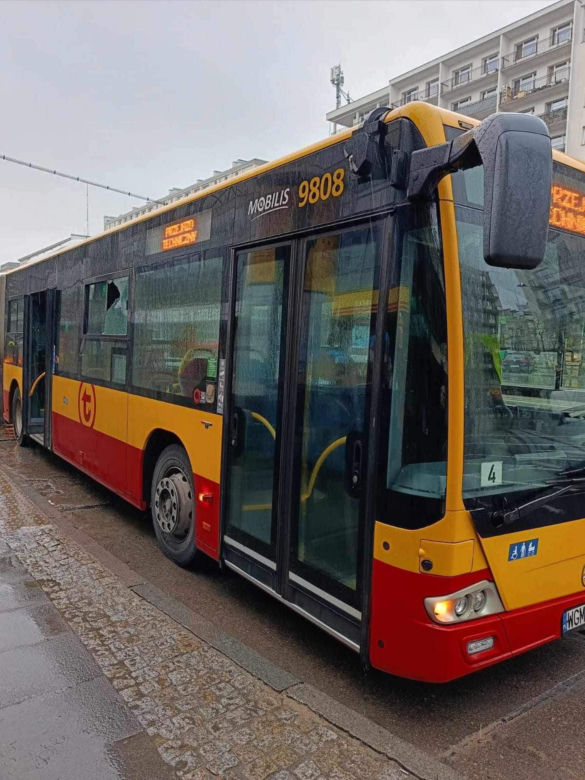 Warszawa. Autobusy miejskie ostrzelane na Marszałkowskiej. Na miejscu policja [ZDJĘCIA]