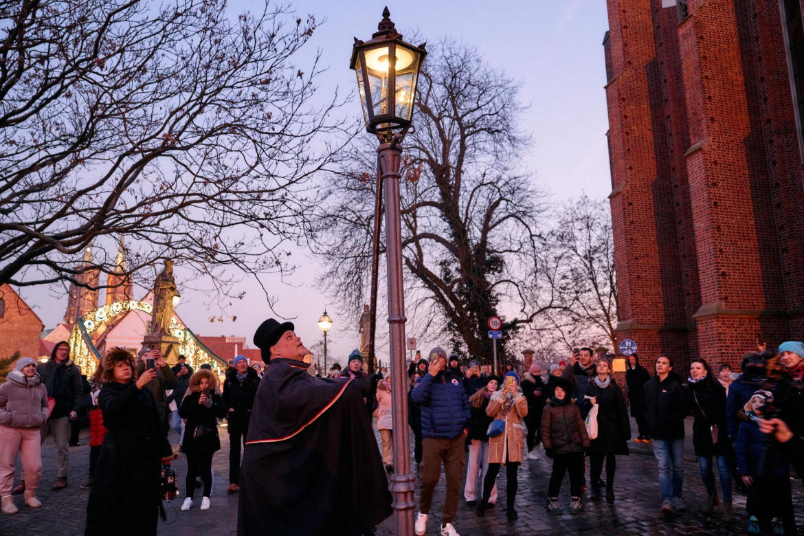 Wrocławski latarnik zapala 99 lamp gazowych