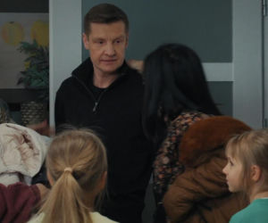 M jak miłość odc. 1931. Kinga (Katarzyna Cichopek), Paweł (Rafał Mroczek), bliźniaczki Zuzia i Emilka (Antonina i Michalina Bonecka)