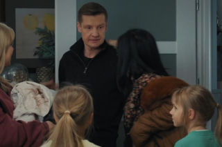 M jak miłość odc. 1931. Kinga (Katarzyna Cichopek), Paweł (Rafał Mroczek), bliźniaczki Zuzia i Emilka (Antonina i Michalina Bonecka)