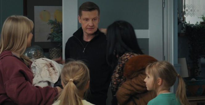 M jak miłość odc. 1931. Kinga (Katarzyna Cichopek), Paweł (Rafał Mroczek), bliźniaczki Zuzia i Emilka (Antonina i Michalina Bonecka)