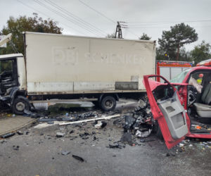 Wypadek w Stróżach. Dostawczak staranowany przez ciężarówkę