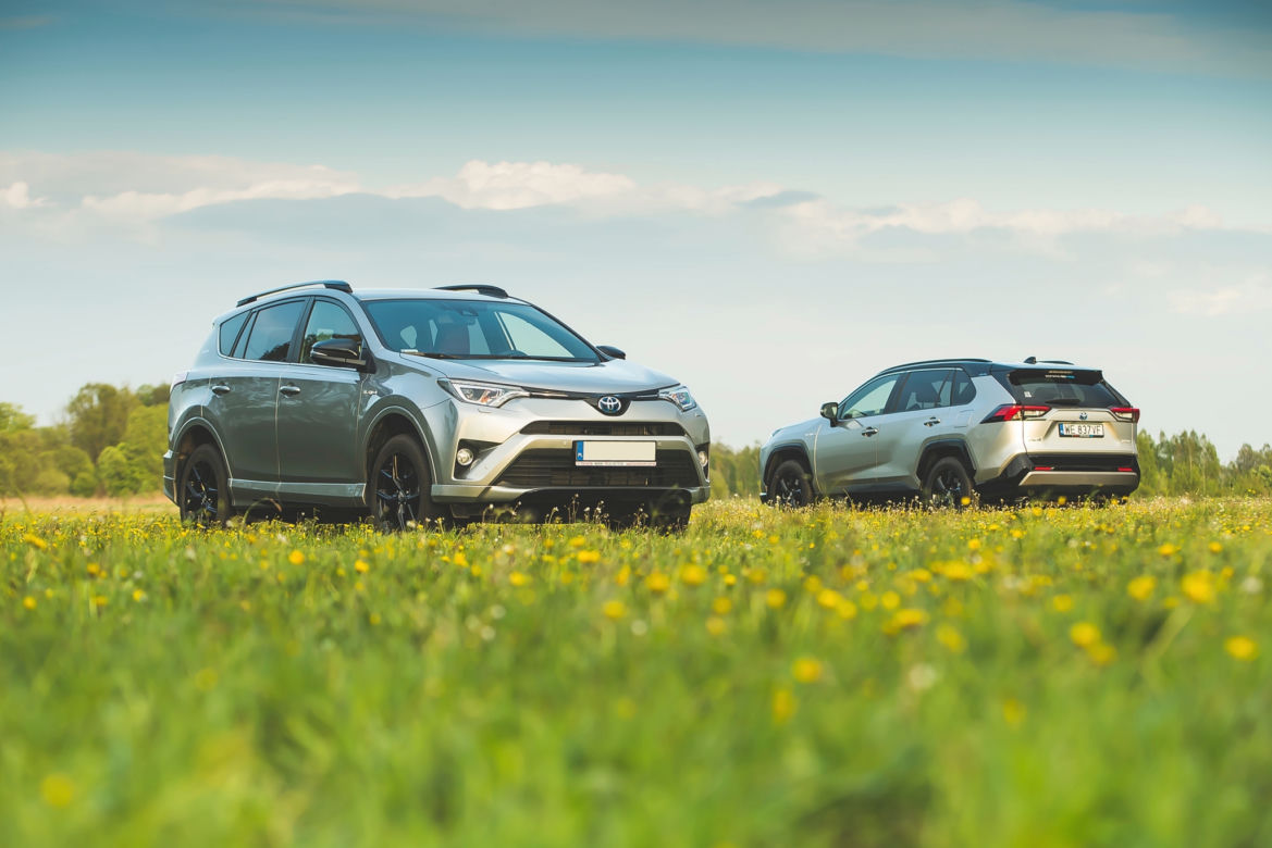 Toyota RAV4 piąta generacja & Toyota RAV4 czwarta generacja