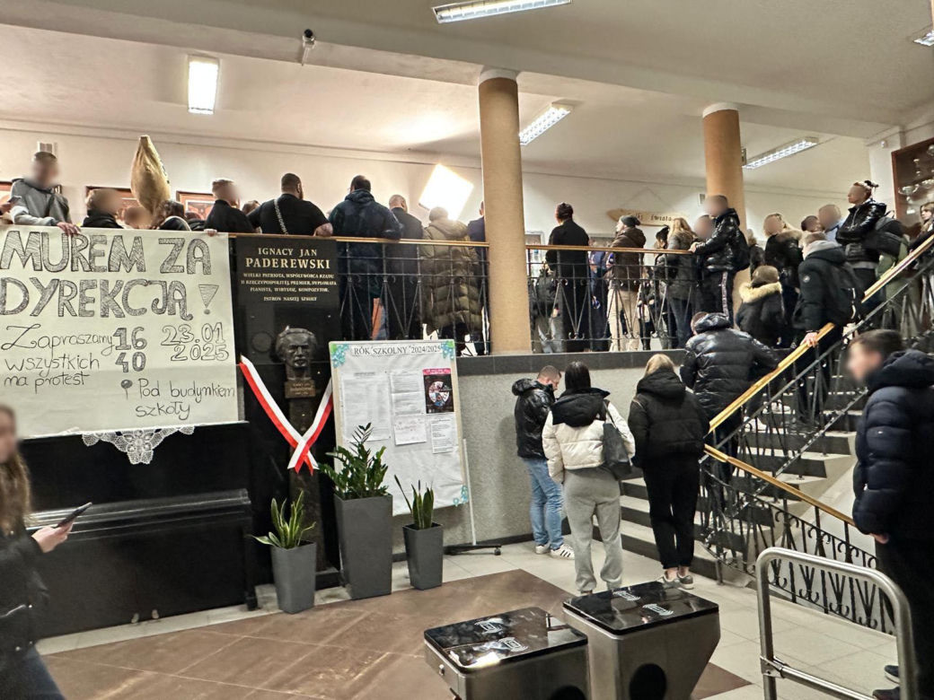 Bunt uczniów w Sulejówku po zwolnieniu dyrektorki. Otoczyli burmistrza, ktoś rozpylił gaz pieprzowy