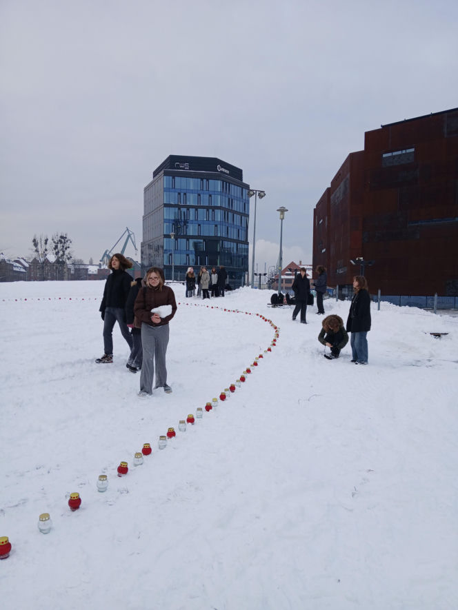 Światło zamiast nienawiści. Ułożyli ze zniczy symboliczne serce w 7 rocznicę śmierci Pawła Adamowicza