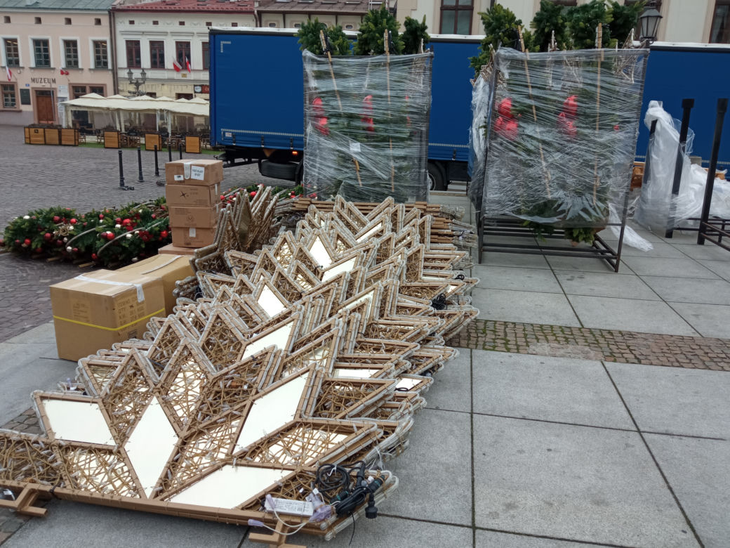 Świąteczna choinka już na rzeszowskim Rynku! Trwa montaż świątecznych ozdób [GALERIA]