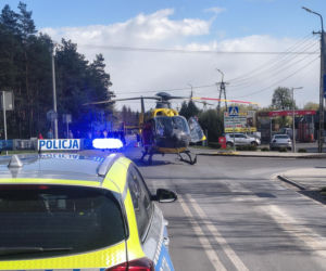 Auto dachowało i zatrzymało się na drzewie. Dwie młode osoby poważnie ranne