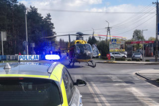 Auto dachowało i zatrzymało się na drzewie. Dwie młode osoby poważnie ranne