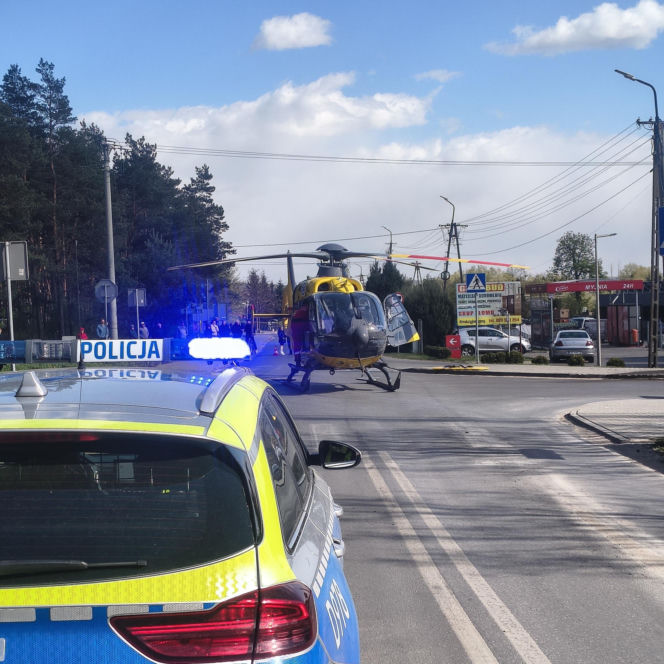 Auto dachowało i zatrzymało się na drzewie. Dwie młode osoby poważnie ranne