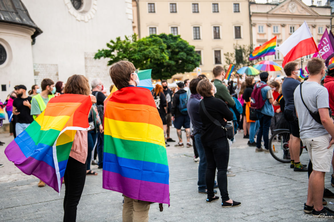 Demonstracja LGBT i narodowców na krakowskim Rynku