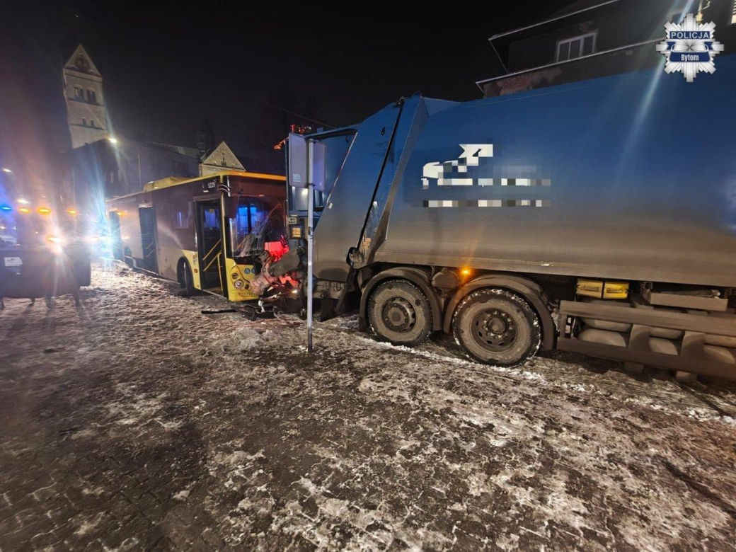 Wypadek w Bytomiu z udziałem autobusu i śmieciarki