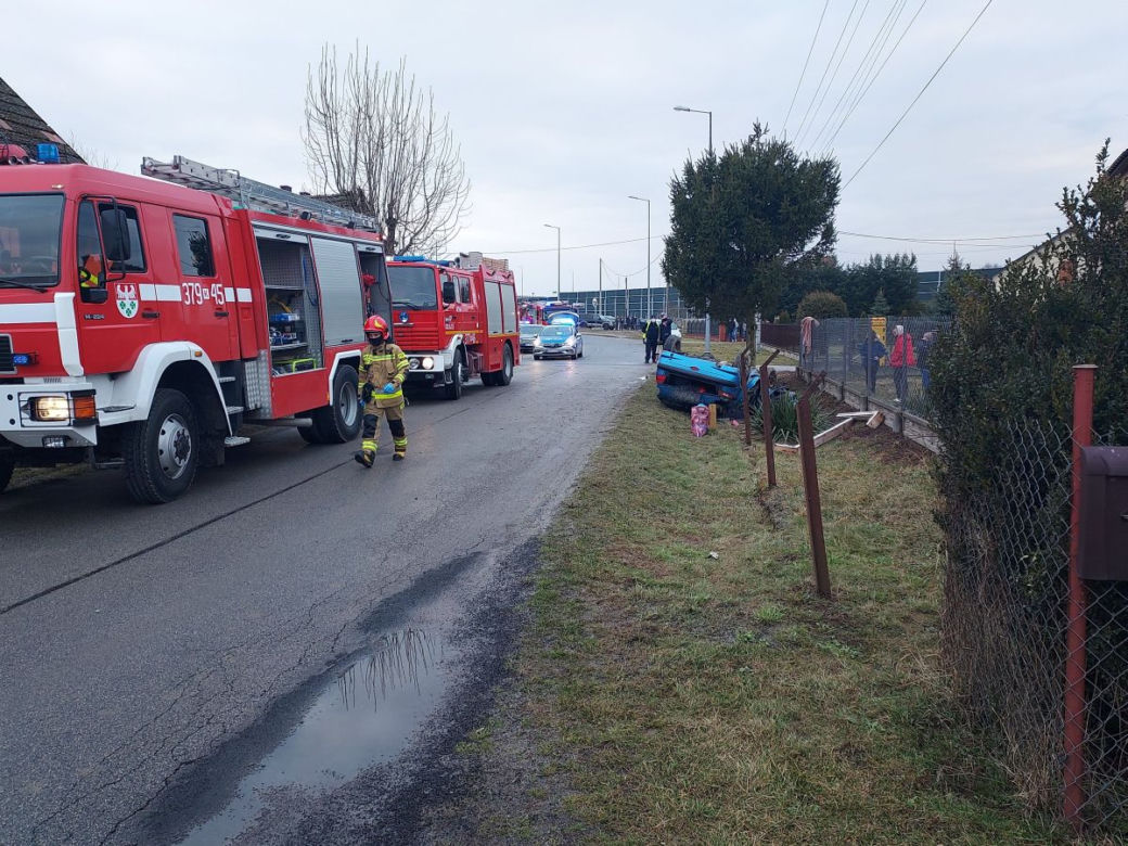 Gosławice. Peugeot UDERZYŁ w drzewo. Z auta wypadło 4-letnie dziecko, matka NIE MIAŁA PRAWA JAZDY