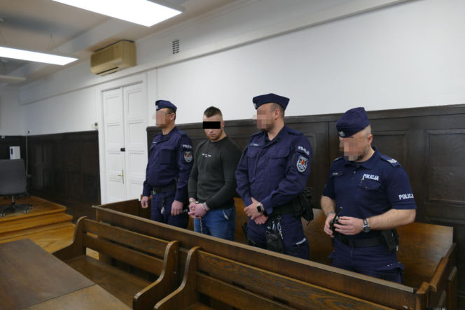 Wypchnął Olę z okna, bo nie chciała do niego wrócić. Drzewa uratowały jej życie