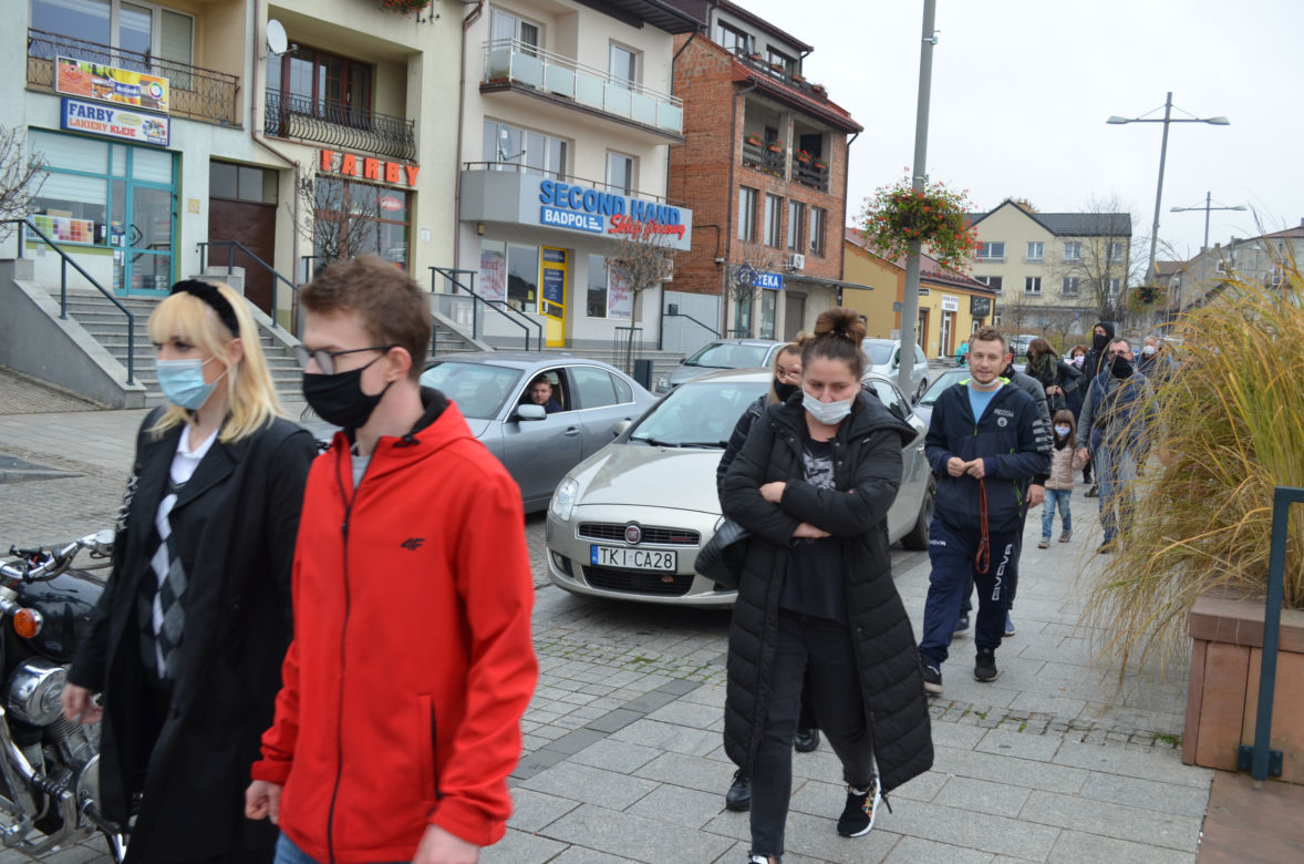 "Z KOBIETAMI NIE WYGRACIE" w Starachowicach też protestowali przed biurami posłów PiS 