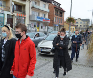 Z KOBIETAMI NIE WYGRACIE w Starachowicach też protestowali przed biurami posłów PiS 
