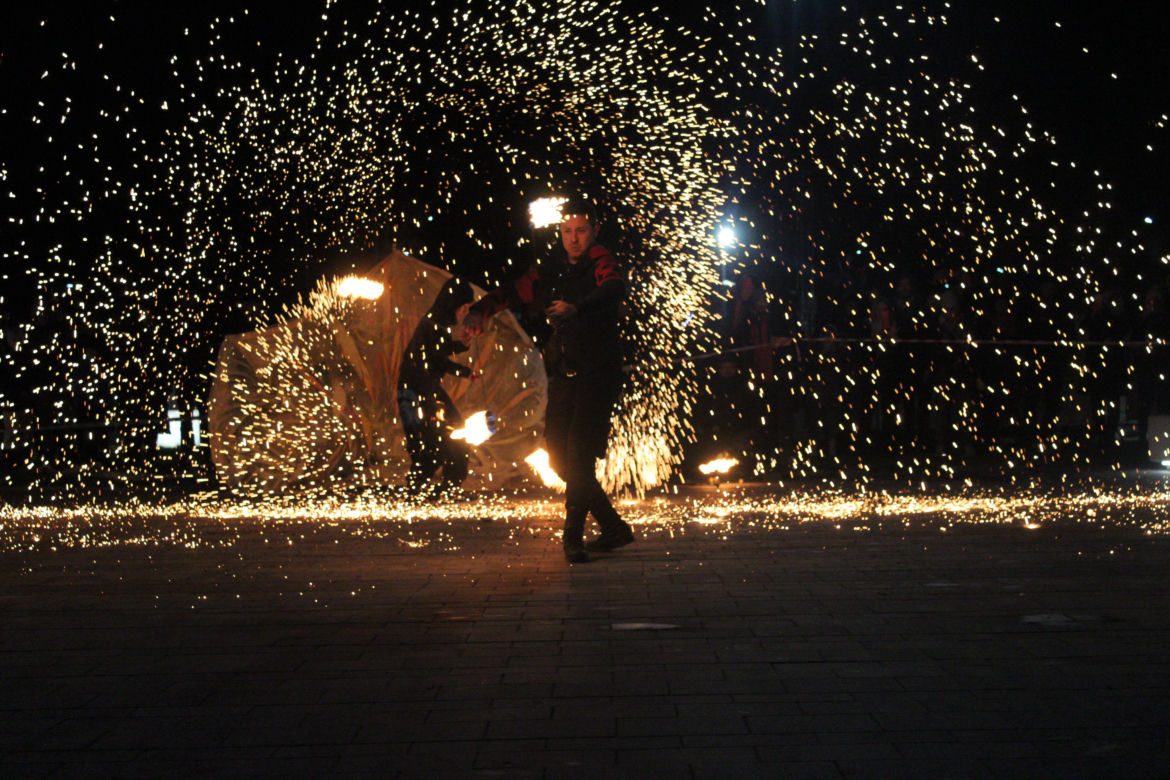 WOŚP 2023 w Krakowie: Fire Show w Nowej Hucie w wykonaniu grupy Spontan Fire