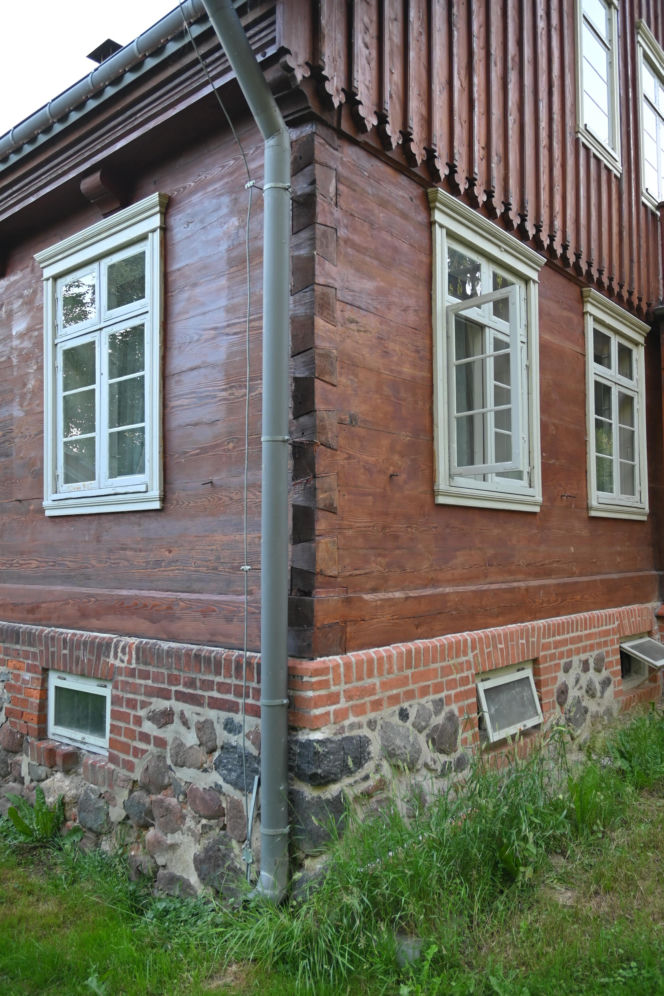 Drewniany dom w Jazowej na Żuławach - zabytek z 1887 r. odzyskał blask po pożarze