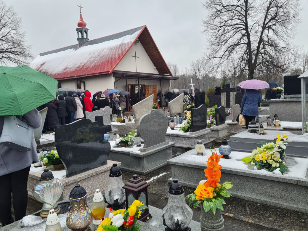  Dąbrówki: pogrzeb 17-letniej Pauliny. Rodzice pożegnali córkę, tuląc trumnę [ZDJĘCIA]