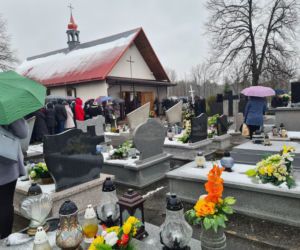  Dąbrówki: pogrzeb 17-letniej Pauliny. Rodzice pożegnali córkę, tuląc trumnę [ZDJĘCIA]