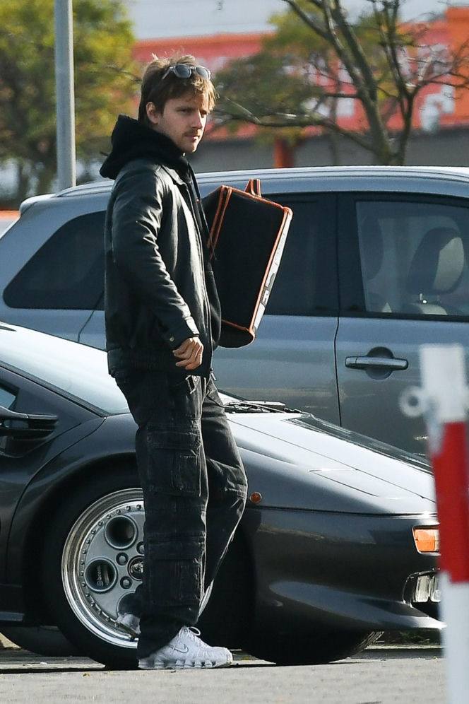 Maciej Musiał najpierw pieści auto, potem dziewczynę