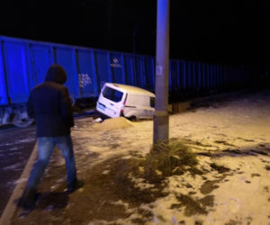 Wolbrom: Furgonetka WJECHAŁA w pociąg towarowy. Nie zadziałały rogatki?