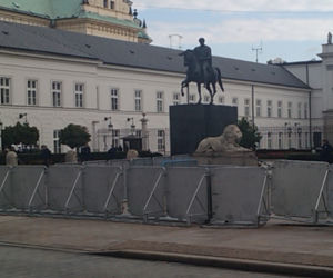 Krzyż zniknął sprzed Pałacu. Gdzie jest krzyż?