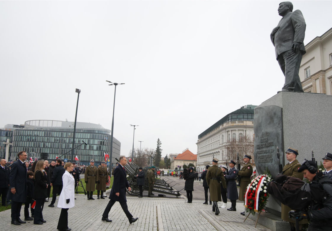 Kaczyńska z rodziną i Nawrockimi uczciła pamięć ojca