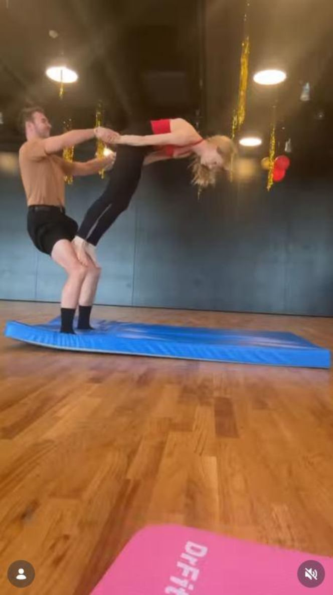 Izabella Miko, Albert Kosiński